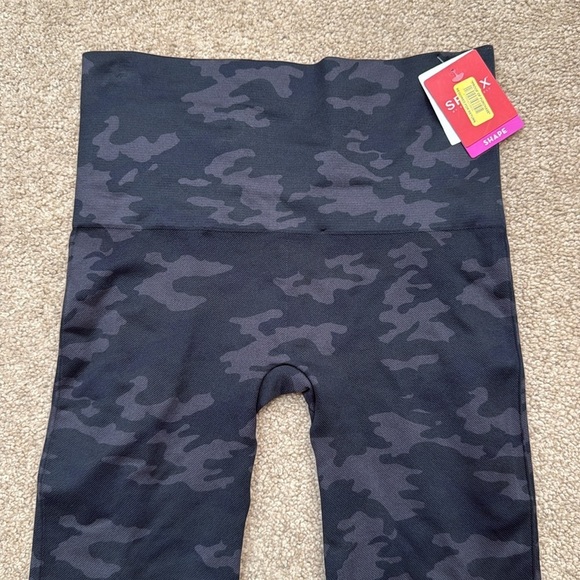 NWT Spanx Look At Me Now Black Camo Mid Rise Leggings Size Large - Picture 3 of 10